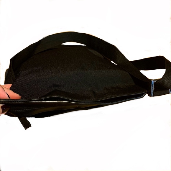 GUCCI BLACK NYLON W/LEATHER TRIM UTILITY STYLE SHOULDER BAG - Picture 8 of 15